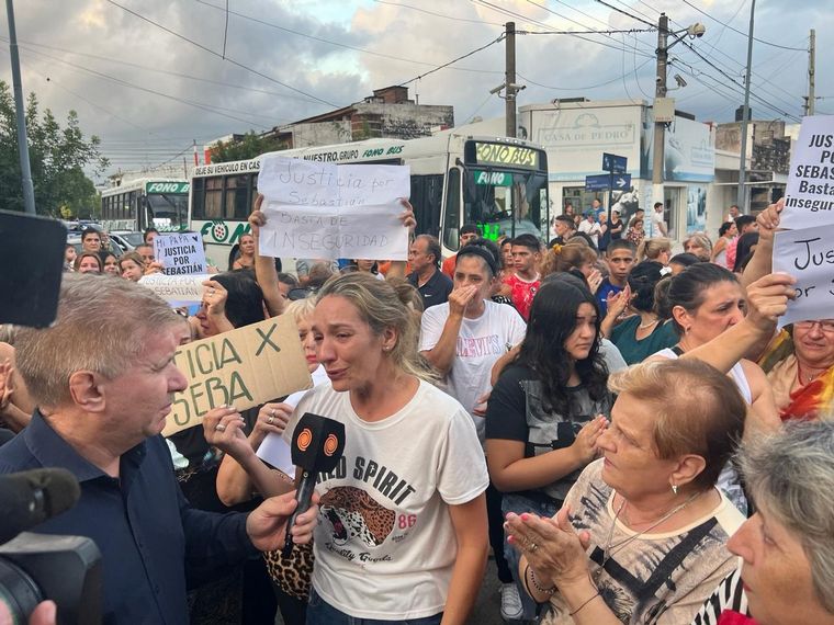 Dolidos e indignados, vecinos de Yofre Norte se movilizaron para reclamar justicia.  