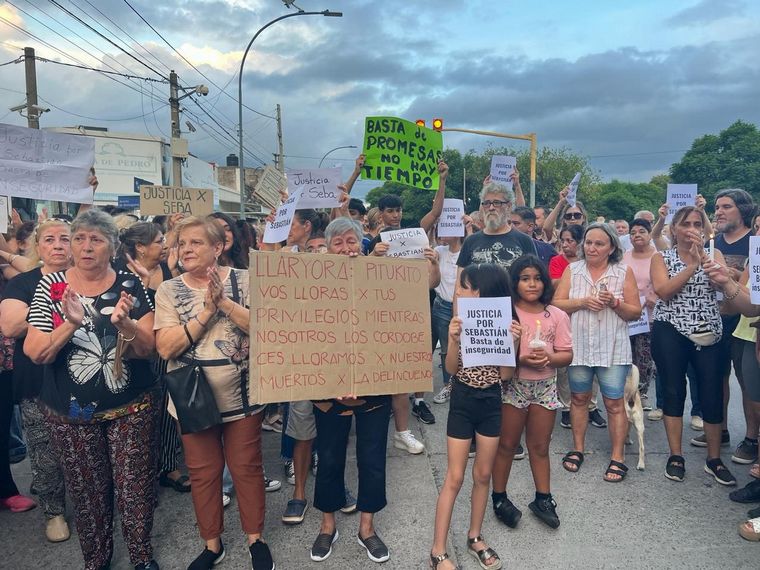 Dolidos e indignados, vecinos de Yofre Norte se movilizaron para reclamar justicia.  