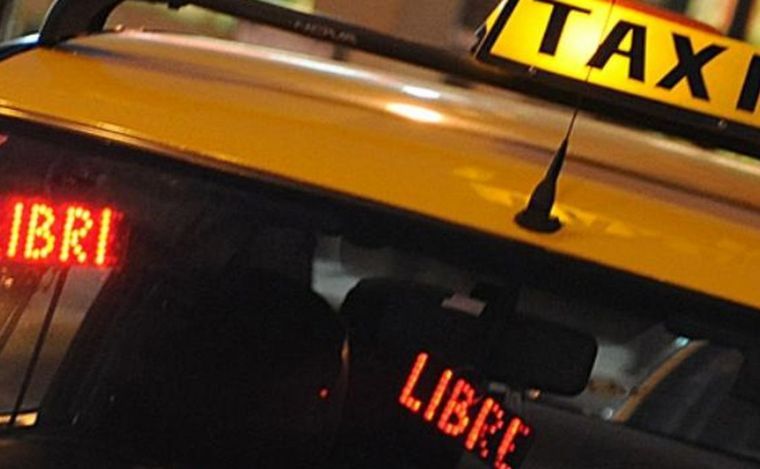 FOTO: Apuñalaron a un taxista en Córdoba y le robaron el auto: está fuera de peligro
