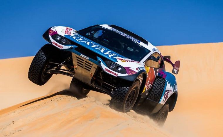 FOTO: Nasser Al Attiyah aceleró furiosamente en las dunas para regresar al primer puesto