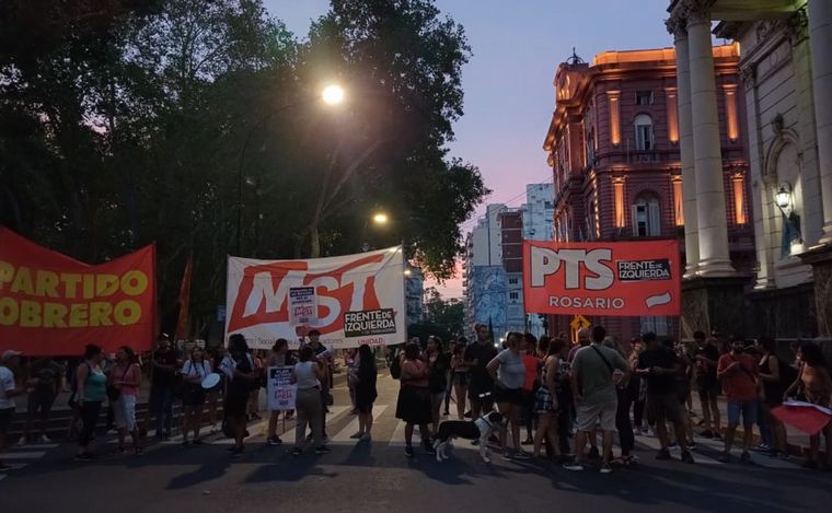 FOTO: Apertura de sesiones: protestas y cruces por el bloqueo del tránsito en Rosario.