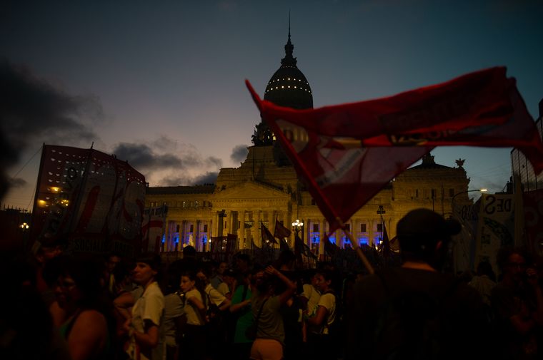 FOTO: Organizaciones de izquierda protestan frente al Congreso antes del discurso