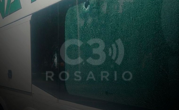 FOTO: Balearon micros de traslado de servicio penitenciario en Rosario: un herido.