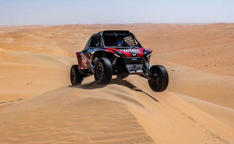 FOTO: Cavigliasso y Pertegarini en equilibrio con el Taurus sobre una duna emiratí
