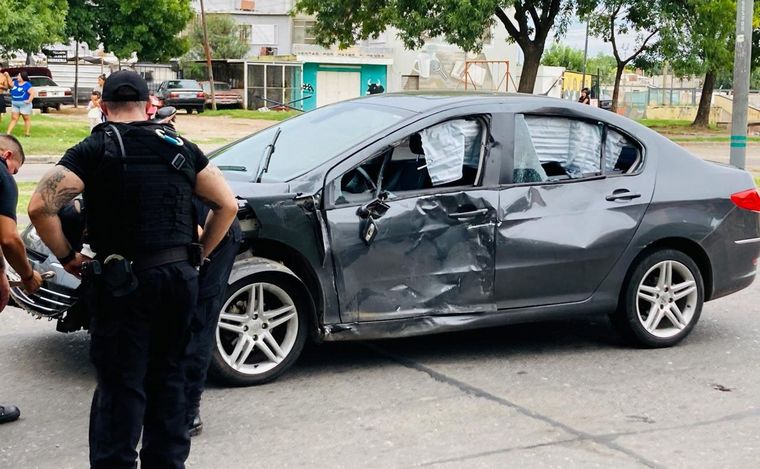 Fuerte choque en zona oeste: un motociclista fallecido tras impactar con auto.