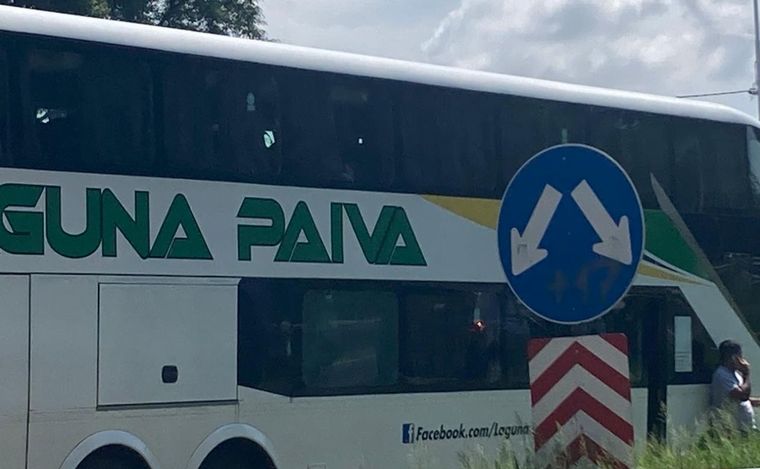 Balearon micros de traslado del servicio penitenciario en Rosario: un herido.