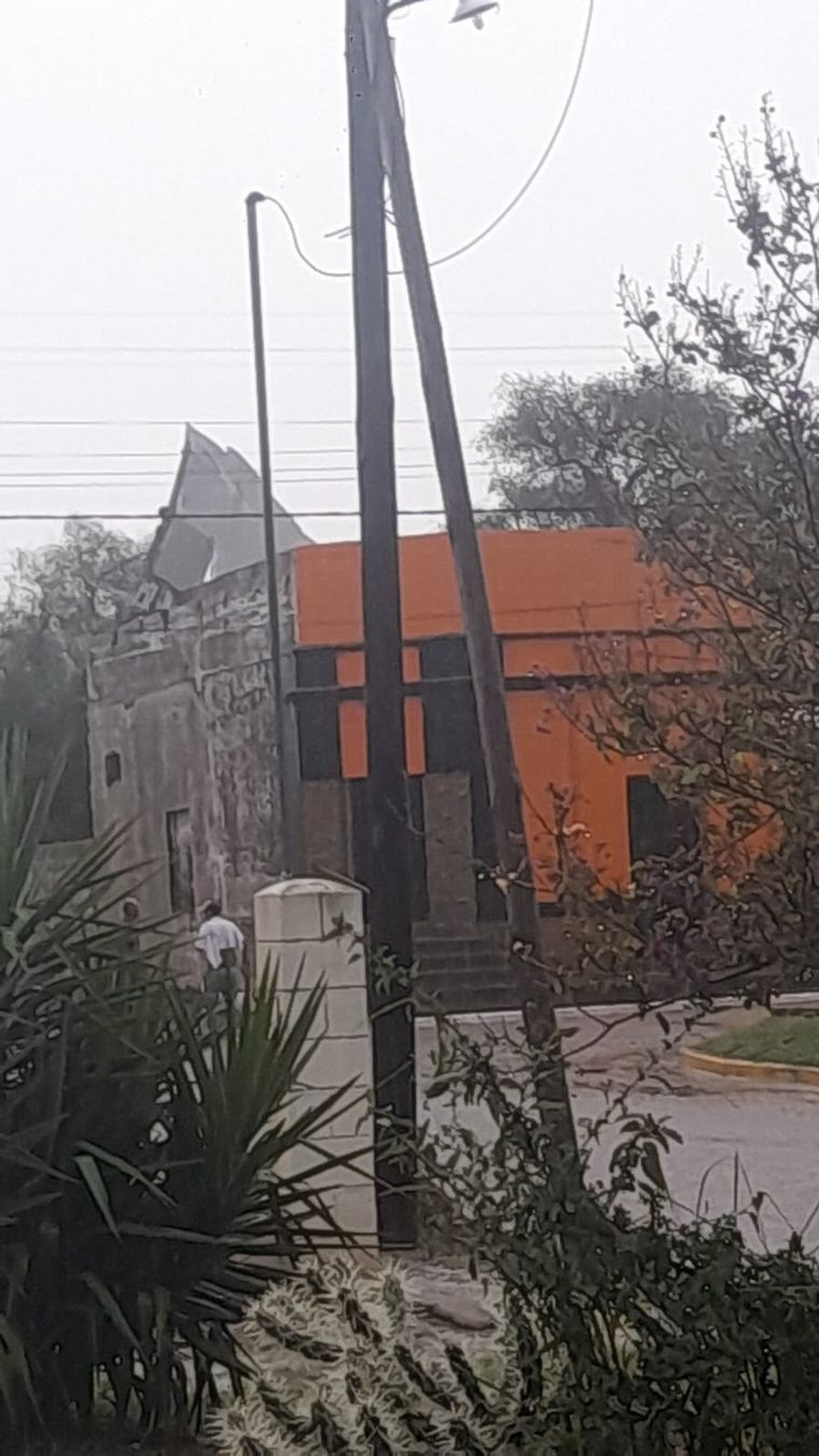 Una fuerte tormenta con intensas ráfagas hizo destrozos en Sebastián Elcano.