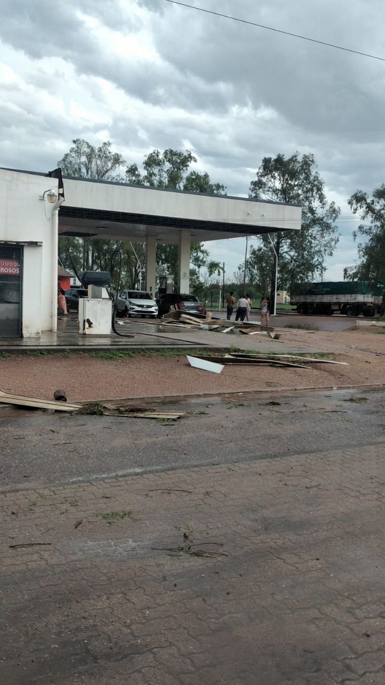 Una fuerte tormenta con intensas ráfagas hizo destrozos en Sebastián Elcano.