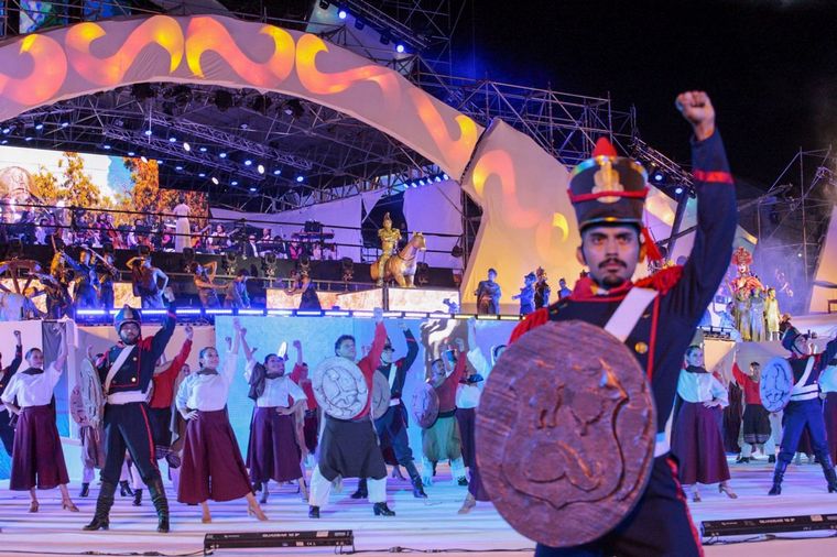 Mendoza celebró su fiesta “Coronados de historia y futuro” a pesar de la crisis.