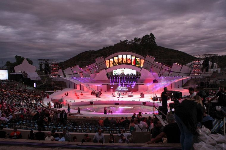 Mendoza celebró su fiesta “Coronados de historia y futuro” a pesar de la crisis.