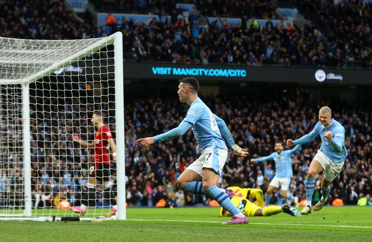 FOTO: El Manchester City le ganó otra vez el clásico al United. (Foto: NA)