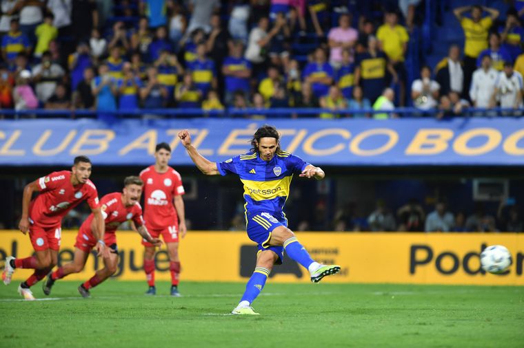 FOTO: Cavani marcó los tres goles de Boca y le dio el triunfo sobre Belgrano. 