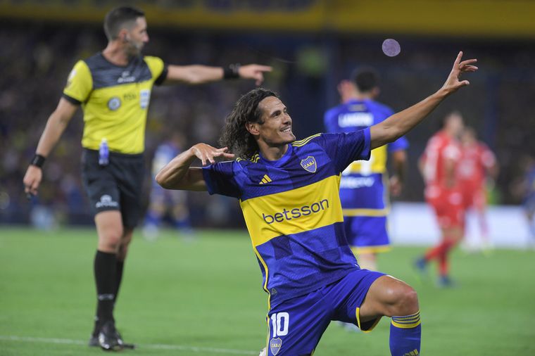 FOTO: Cavani marcó los tres goles de Boca y le dio el triunfo sobre Belgrano. 