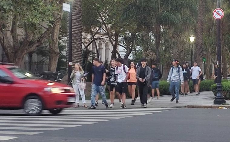 FOTO: Estudiantes secundarios circulan por Oroño rumbo a la escuela, tras los festejos.
