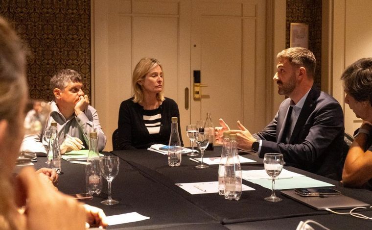 Enrique Estévez firmó un convenio con la Fundación Aves Argentinas.