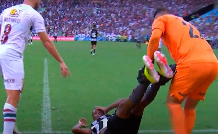 Video: insólito momento en Brasil en el clásico entre Botafogo y Fluminense