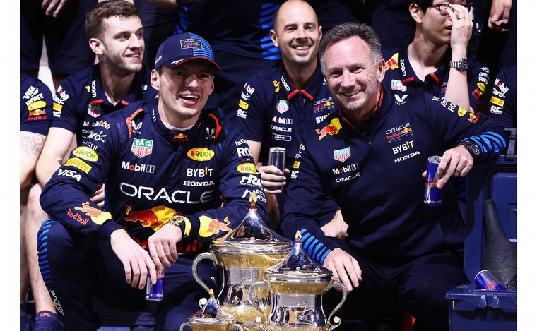 Verstappen y Horner celebrando la victoria aplastante de Red Bull en Baréin