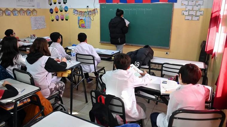 FOTO: Los chicos en las aulas: la postal que se verá tras el acuerdo salarial docente.