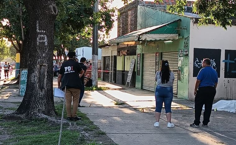 FOTO: Asesinaron a balazos a una joven en plena vía pública en el oeste de Rosario. 