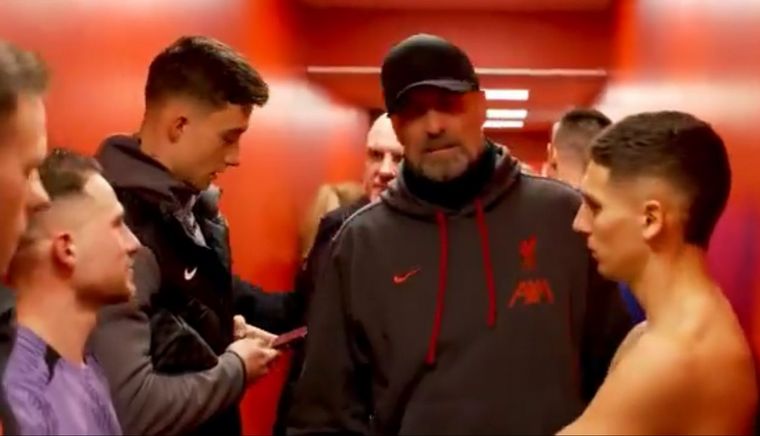 Divertido momento: Klopp bromeó en una charla de Mac Allister y Nico Domínguez.