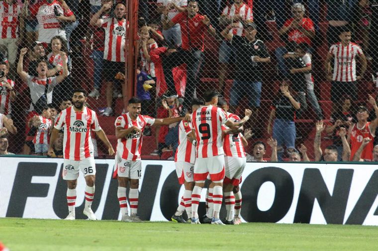 Instituto festeja el gol ante Huracán
