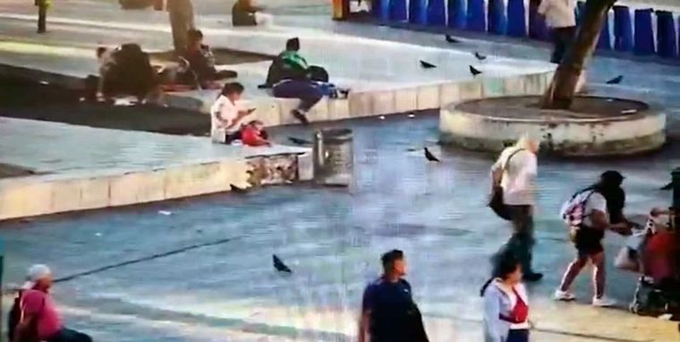 Una pareja abandonó a su beba de 7 meses en Plaza Miserere