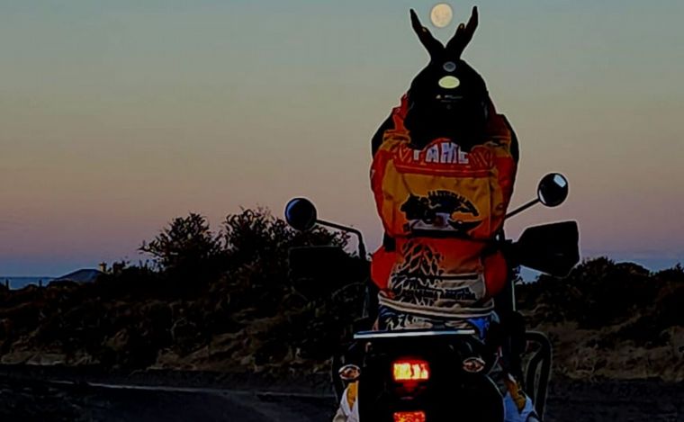 FOTO: De Puerto Pirámides hasta Alaska: la increíble travesía de una motociclista