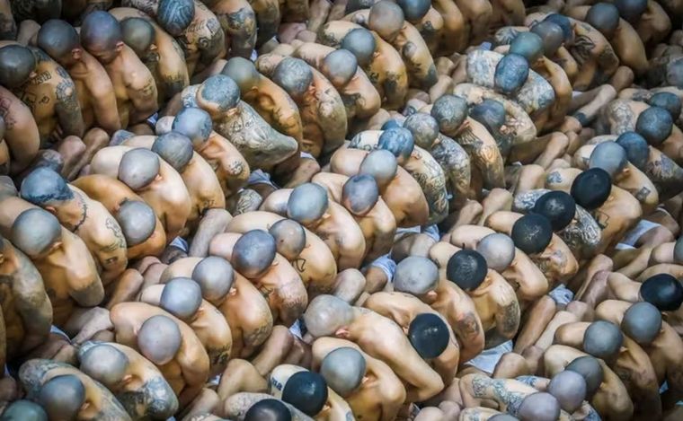Presos en el interior del CECOT, en El Salvador (Foto: Infobae)