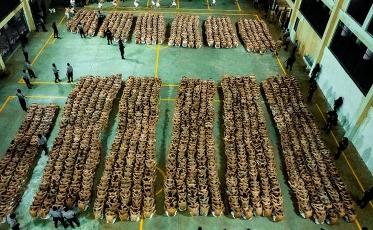 Presos en el interior del CECOT, en El Salvador (Foto: Reuters).