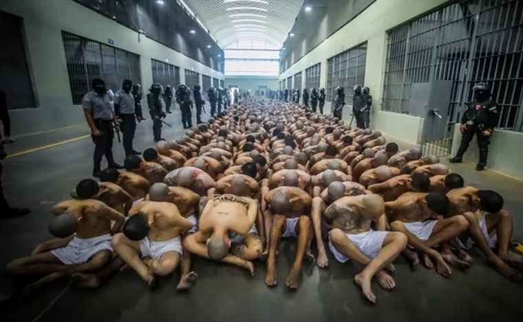 Presos en el interior del CECOT, en El Salvador (Foto: Reuters).