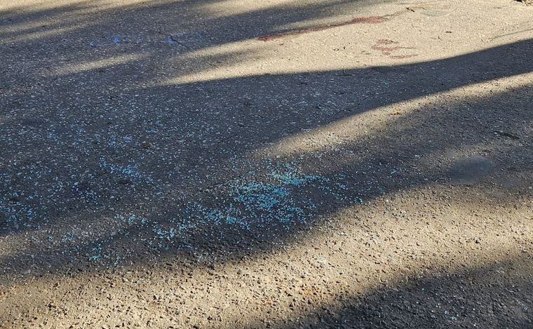 Los vidrios del taxi estallaron por la balacera. 