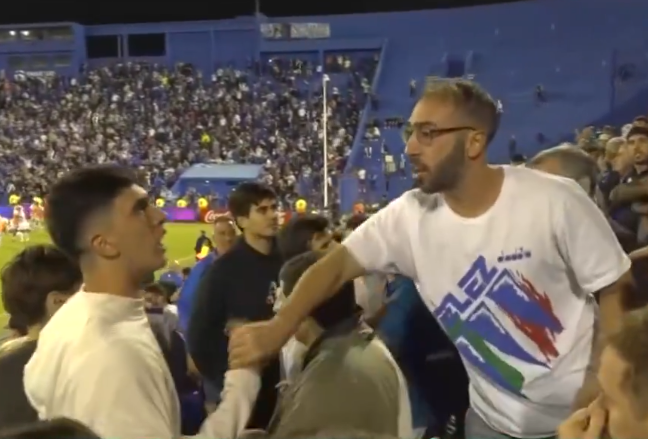 Hinchas de Vélez se cruzaron con la familia de su director técnico en la tribuna