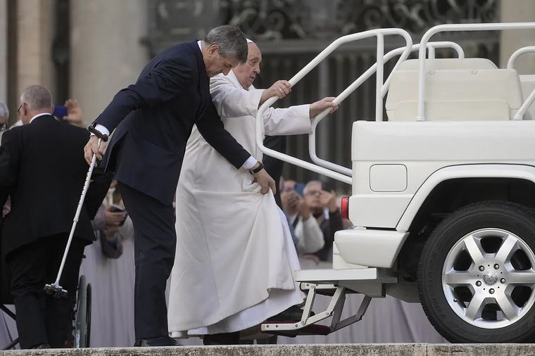 FOTO: Salud del Papa: Francisco no pudo subir al papamóvil ni leer su discurso