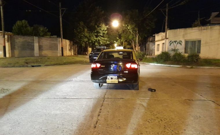 FOTO: El coche quedó abandonado en Marcelo T. de Alvear y Garmendia. 