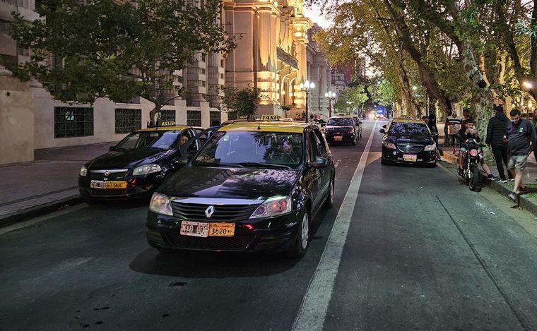 FOTO: Taxistas pedían respuestas en la Sede de Gobierno de Santa Fe. 