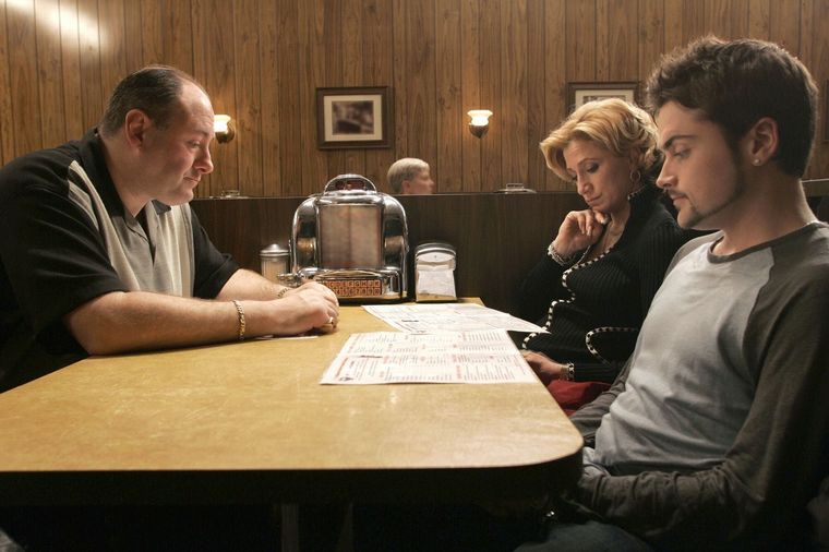 FOTO: Miles se han fotografiado junto a la mesa ante la que se sentó James Gandolfini.
