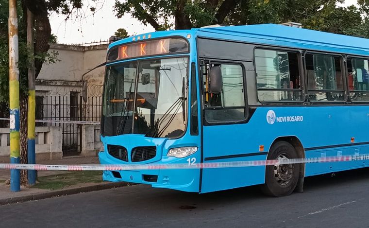 FOTO: Conmoción en Rosario: balearon a colectivero de la línea K en pleno servicio.