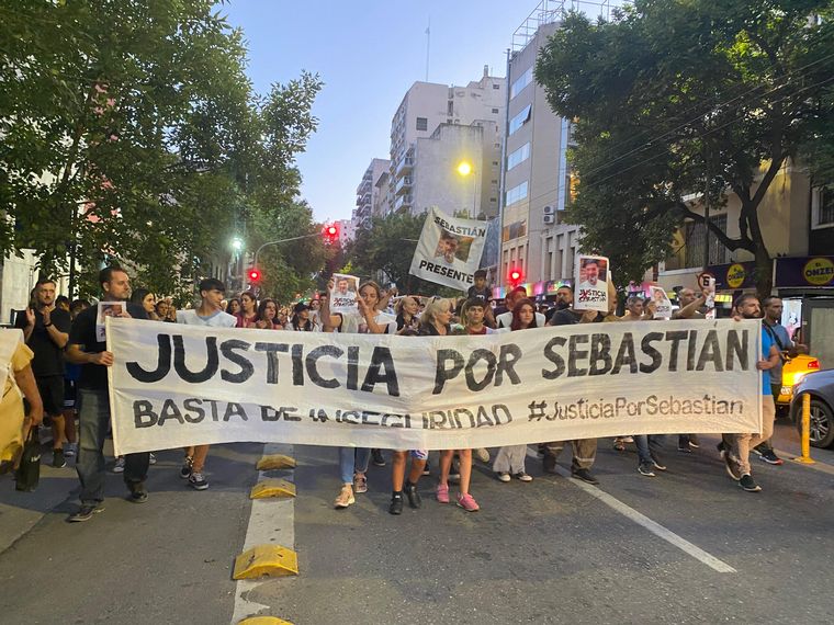 FOTO: Marcha en el Patio Olmos en reclamo de justicia por el crimen de Sebastián Villa
