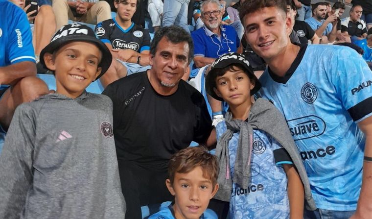 Luca (der.), Gonzalo, Simón y Agustín (der. a izq.) rodean al 