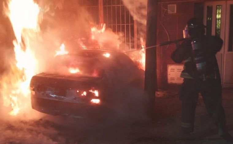 FOTO: Incendiaron u n taxi en zona oeste.