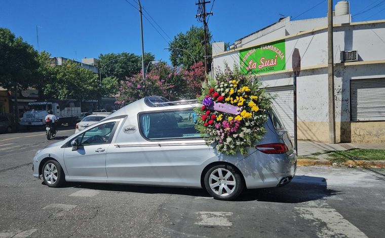 FOTO: Un vehículo fúnebre traslada el cuerpo de uno de los taxistas asesinados.
