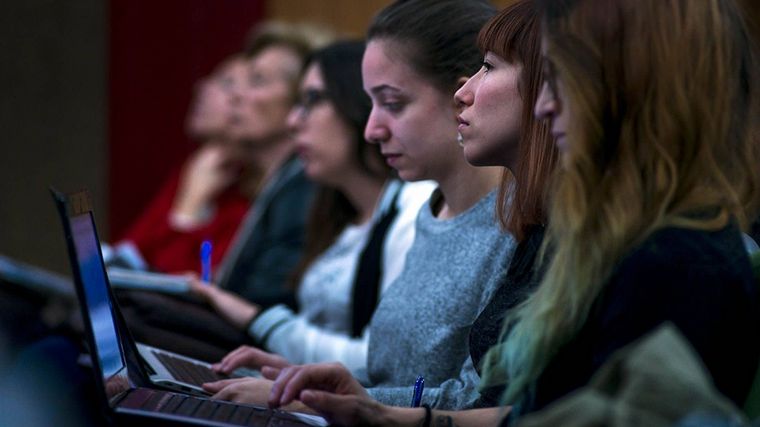Día de la mujer: brechas en educación y salarios