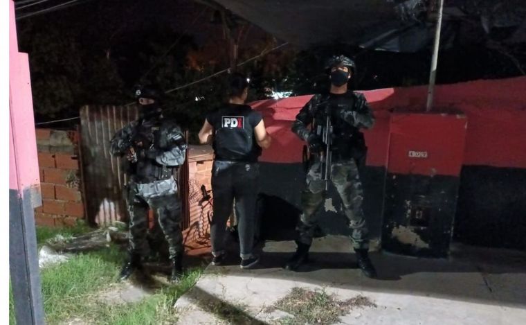 Las autoridades realizaron cinco allanamientos por los crímenes de los taxistas.