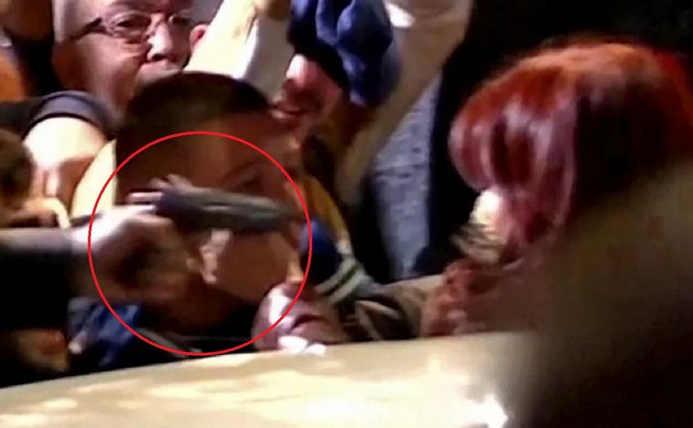 El momento en el que intentan gatillar a Cristina Kirchner. (Captura de video)
