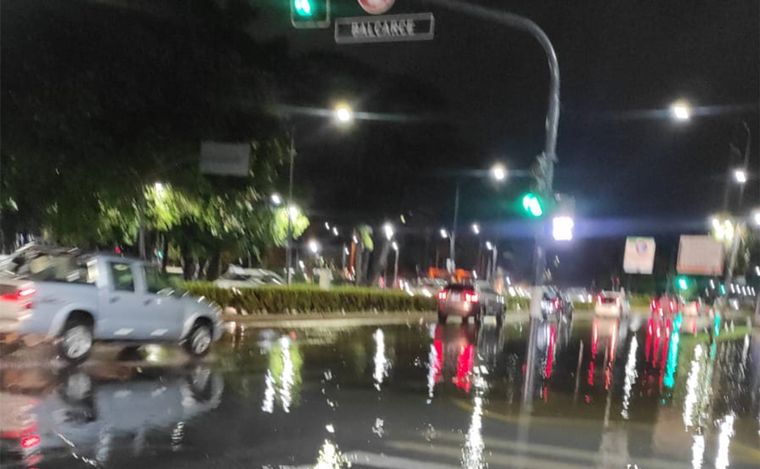 FOTO: Calles anegadas en Rosario tras intensa lluvia. 