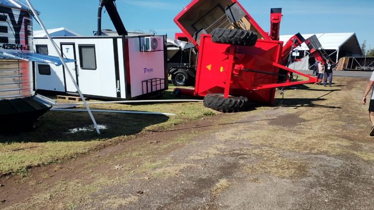 Fuerte temporal en San Nicolás, produjo daños en la Expoagro