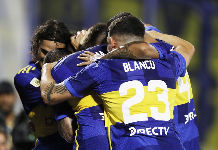 El plantel de Boca festeja el gol de Lucas Blondel. 