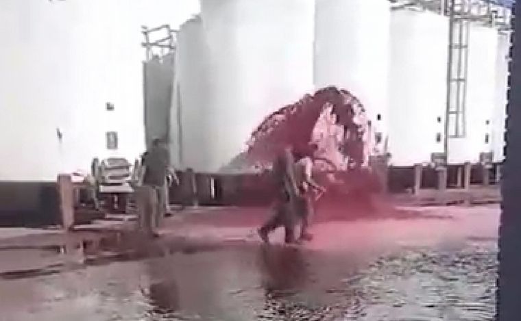 FOTO: Más de 50.000 litros de vino derramado por la explosión de un tanque en Mendoza.