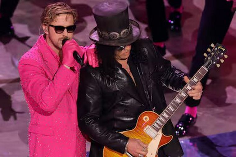FOTO: Ryan Gosling y Slash, dos que brillaron en la ceremonia del domingo.