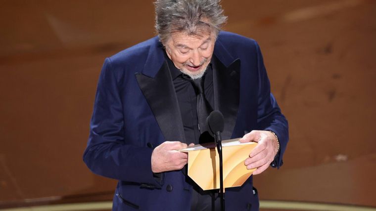 FOTO: Al Pacino, sobre en mano y camino a arruinar el suspenso.
